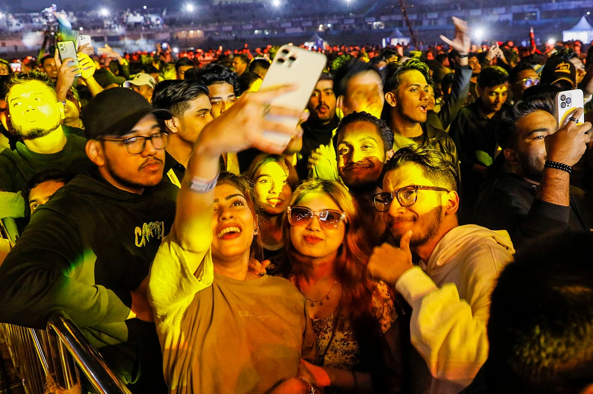 ছবি তুলতে ব্যস্ত কয়েকজন দর্শক