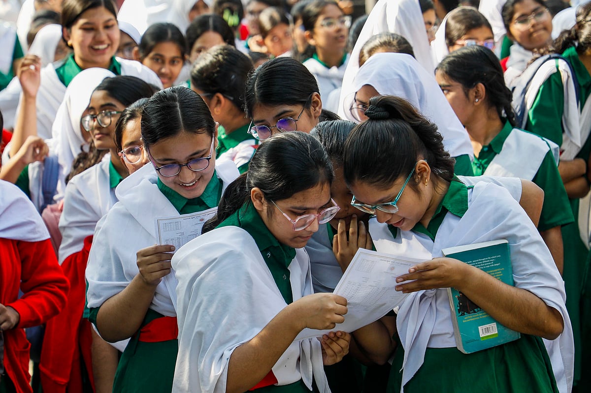 বন্ধুরা মিলে একসঙ্গে রেজাল্ট কার্ড দেখতে ব্যস্ত শিক্ষার্থীরা। 