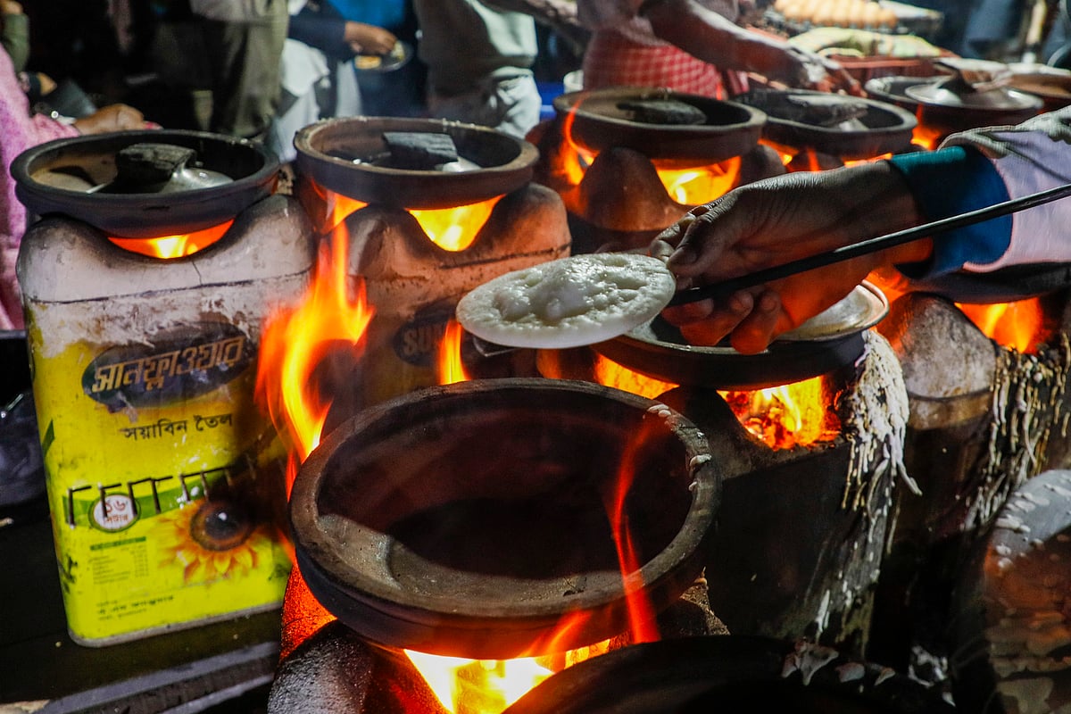 পিঠা হয়েছে কি না, তা দেখা হচ্ছে 