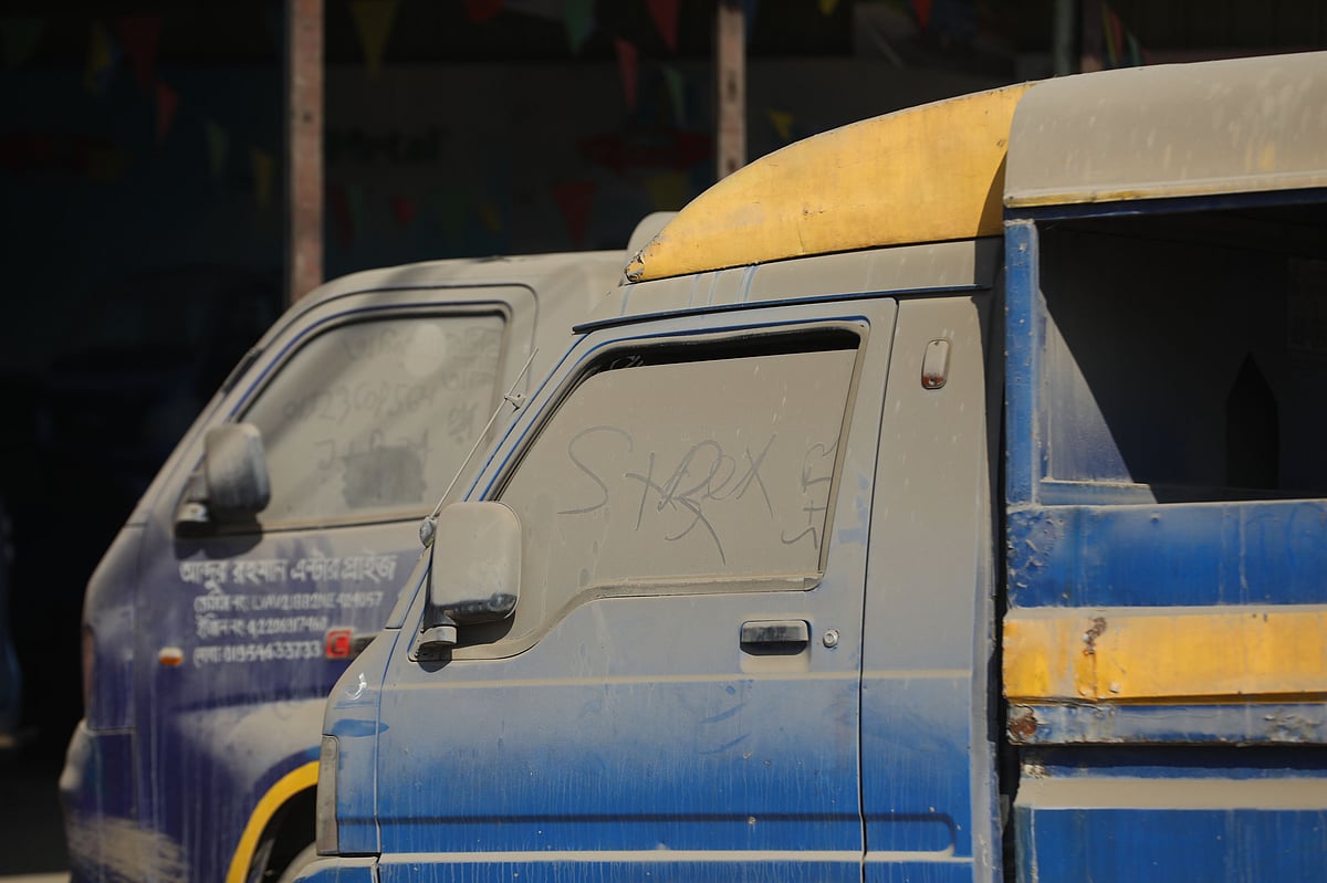  সড়কের ধুলা লেগে আছে যানবাহনে