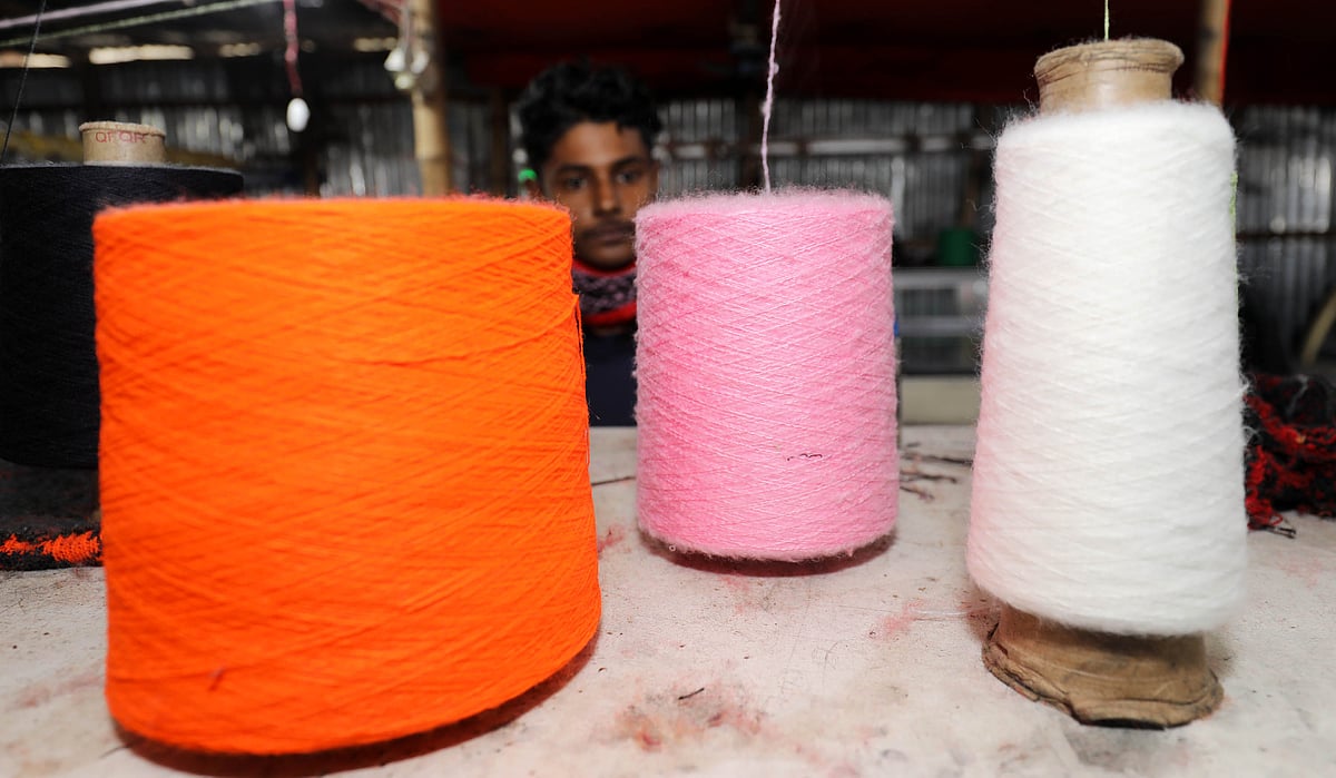 পোশাক তৈরির জন্য সুতা প্রস্তুত করে রাখা হয়েছে।