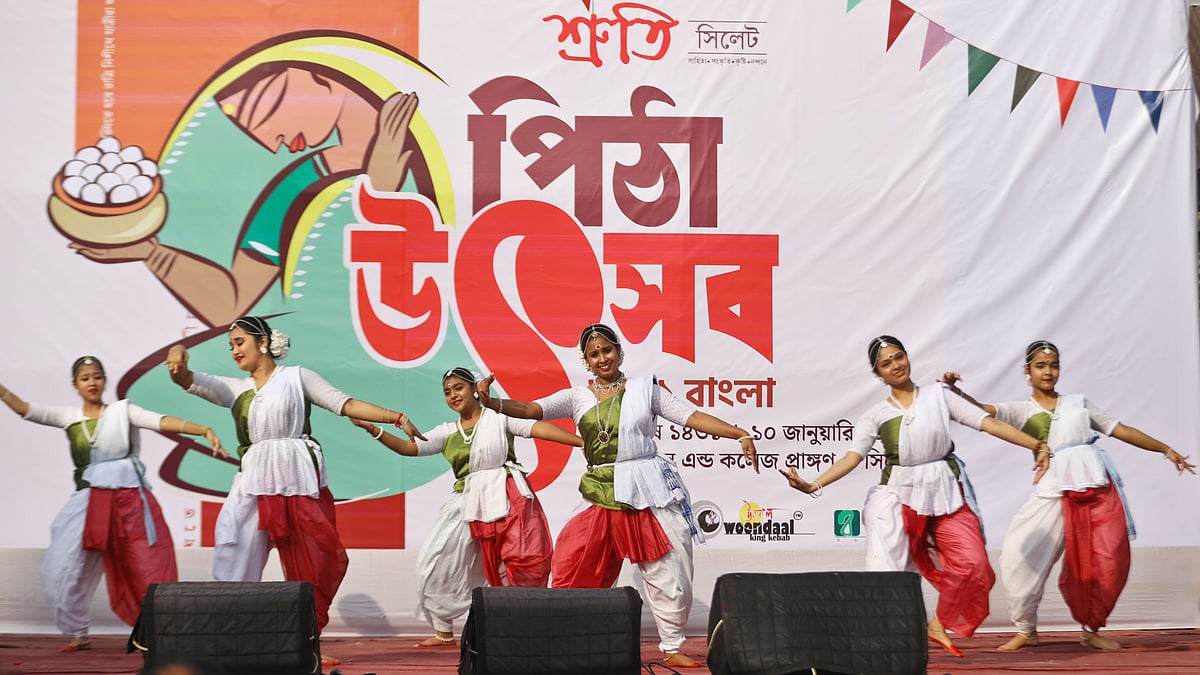 পিঠা উৎসবের সকালে নৃত্য পরিবেশন করছেন শিল্পীরা 