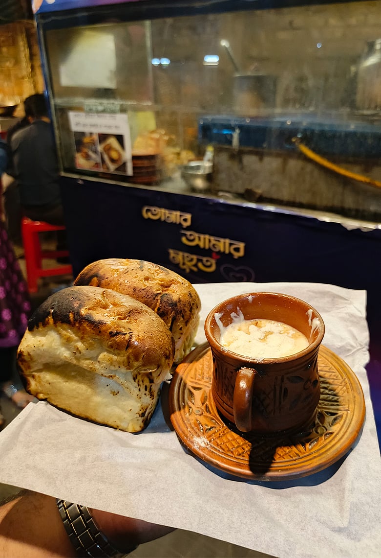 কুষ্টিয়ার বিখ্যাত পোড়া রুটি দিয়ে মালাই চায়ের স্বাদ মিলবে এখন ঢাকায়