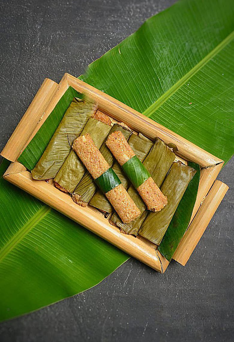 পিঠাপুলিতে ঐতিহ্য: কলাপাতায় মোড়ানো বিন্নি চালের আতিক্কা পিঠা