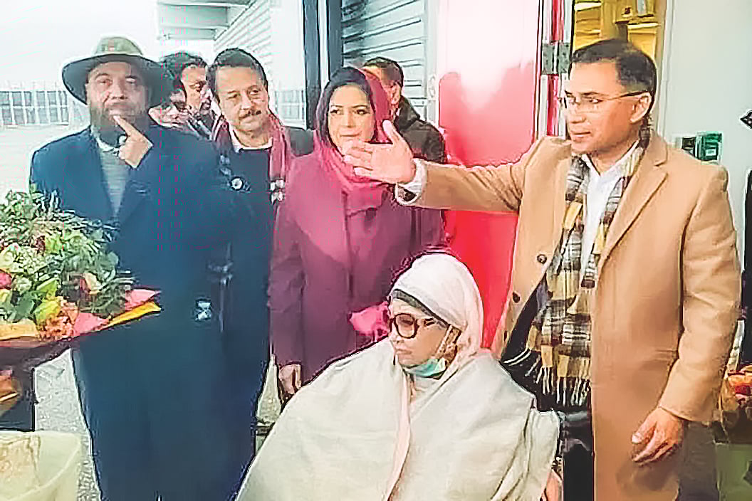 ১৭ বছর পর শাশুড়ির সঙ্গে দেশে ফিরছেন জুবাইদা রহমান by সাইদুল ইসলাম