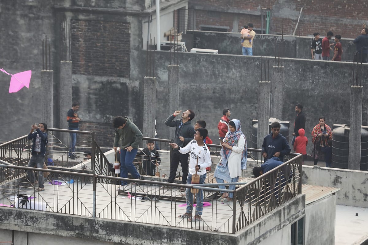 পুরান ঢাকায় ছাদে ছাদে দিনভর পরিবারের সবাই মিলে ঘুড়ি ওড়ান