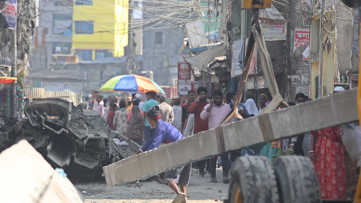 পাইলিং জন্য নিয়ে যাওয়া হচ্ছে কংক্রিটের পিলার।