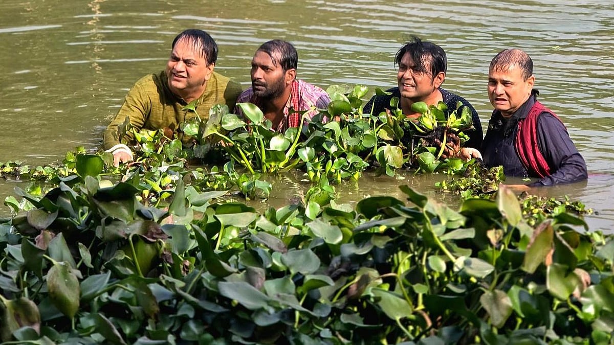 পানিতে চার অভিনয়শিল্পী। ছবি: পরিচালকের সৌজন্যে