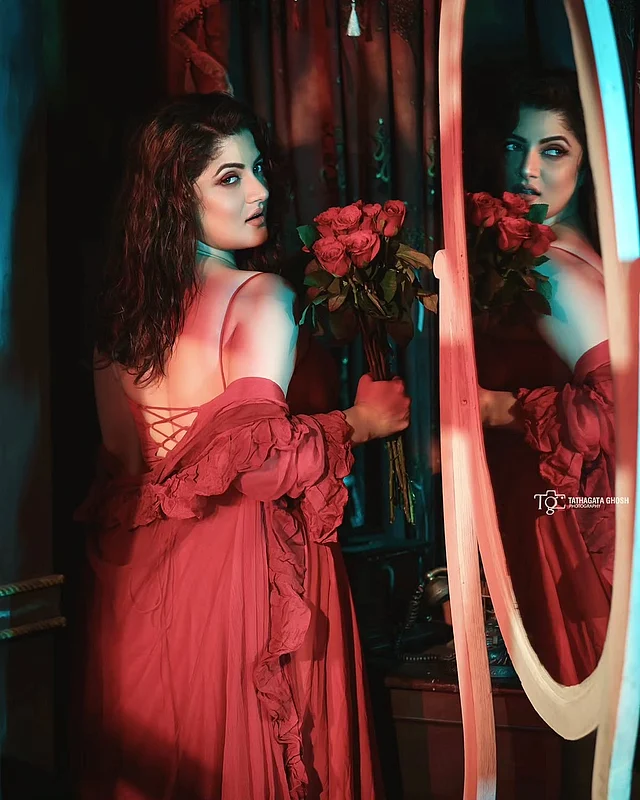 লাল স্যাটিনের ব্যাকলেস গাউনে স্ট্রিং ডিটেইলস দেখা যাচ্ছে শ্রাবন্তীর এই লুকে