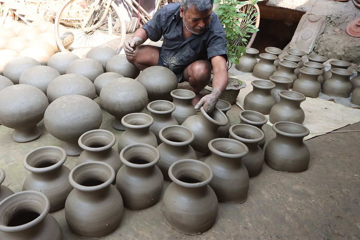 পালপাড়ায় চলছে রস সংগ্রহের হাঁড়ি বানানোর কাজ। 