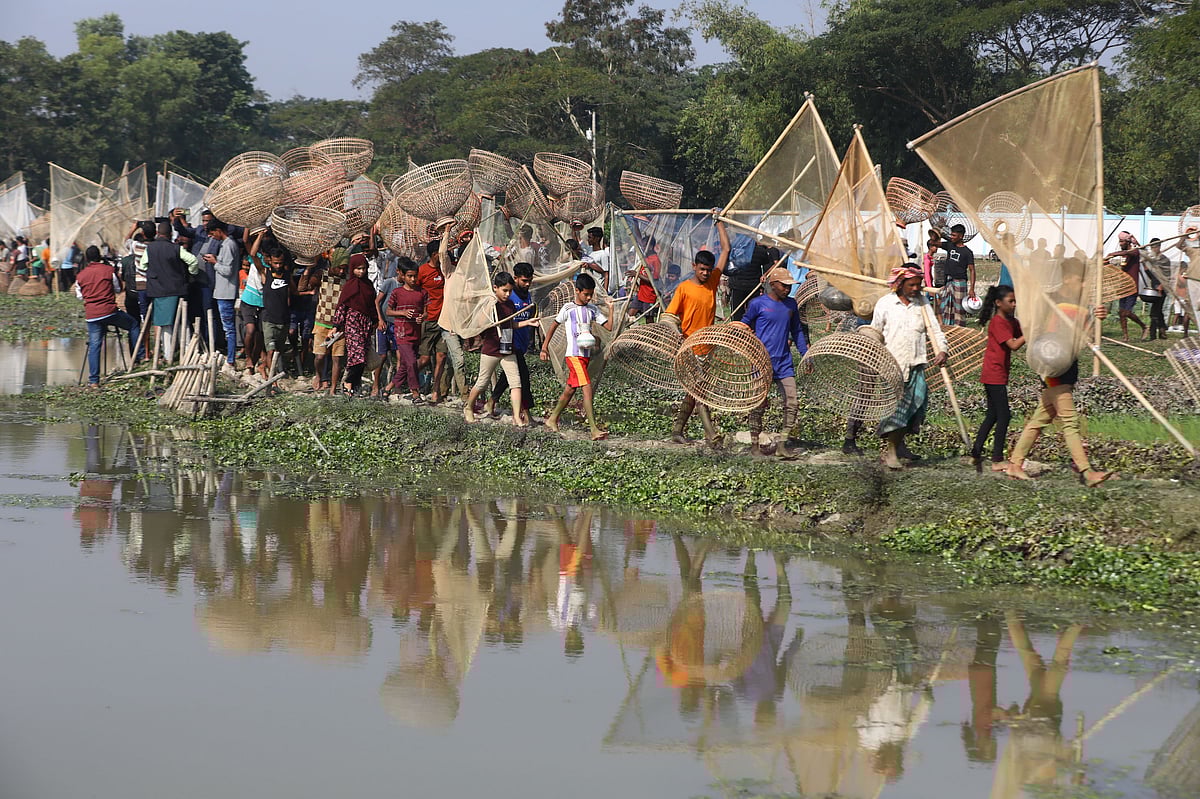 পলো ও জাল হাতে বিলে আসছেন এলাকার মানুষজন