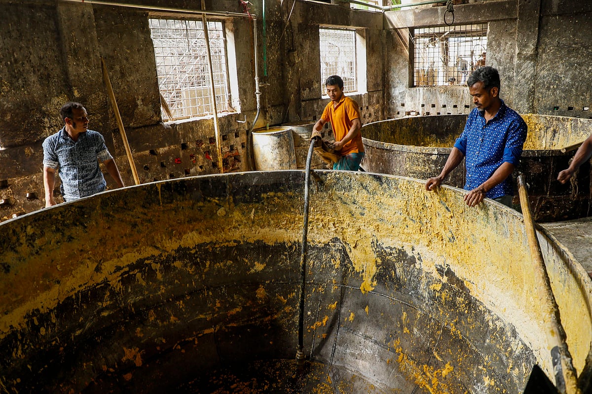কড়াইয়ে মেশানো হচ্ছে সাবানের কাঁচামাল।