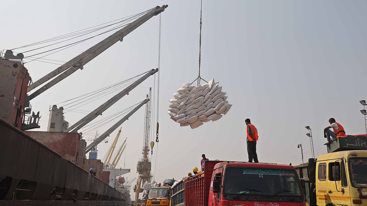 ক্রেন দিয়ে চালের বস্তা নামানো হয়