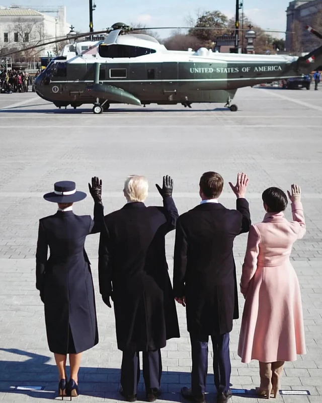 নতুন প্রেসিডেন্ট ও ভাইস প্রেসিডেন্ট সস্ত্রীক রোবটের মতো একসঙ্গে এক পোজে বিদায় দিচ্ছেন হোয়াইট হাউজ ছেড়ে যাওয়া এক্স প্রেসিডেন্ট জো বাইডেনকে। 