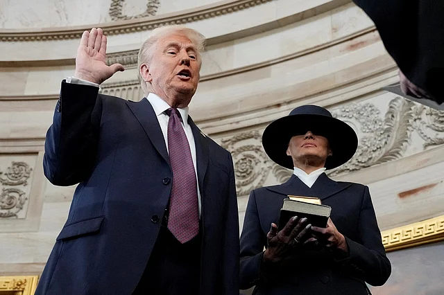 পুরো সময় তিনি এই হ্যাট পরে ছিলেন। কেউ কেউ মাইকেল জ্যাকসনের সঙ্গে মিল পাচ্ছে এই লুকের