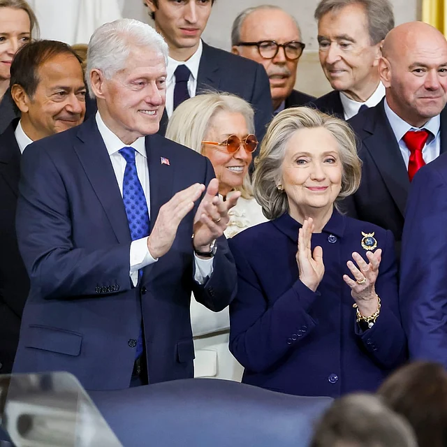 এক্স-প্রেসিডেন্ট ক্লিন্টন আর ট্রাম্পের কাছে এর আগে হারা হিলারির কাষ্ঠহাসি দেখেতে পেয়েছেন সবাই