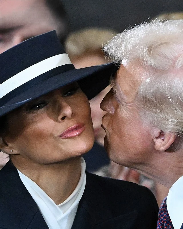 এই শক্তপোক্ত হ্যাটের কারণে শুভেচ্ছাসূচক চুম্বনেও এসেছে বাধা, যা এখন মিমে পরিণত হয়েছে