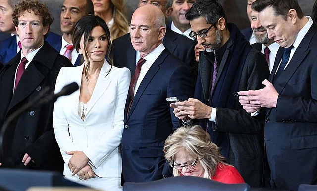 বিলিয়নিয়ারদের টপ লিস্ট ছিল এখানে। জাকারবার্গ, বেজোস, সুন্দর পিচাই আর ইলন মাস্ক আছেন। তবে শেষের দুজনের মোবাইল ফোন টেপাটিপি করার দৃশ্য এখন ভাইরাল