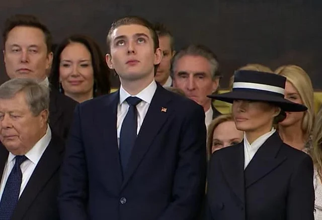 কখনো ছাদের দিকে তাকিয়ে আছেন ব্যারন ট্রাম্প