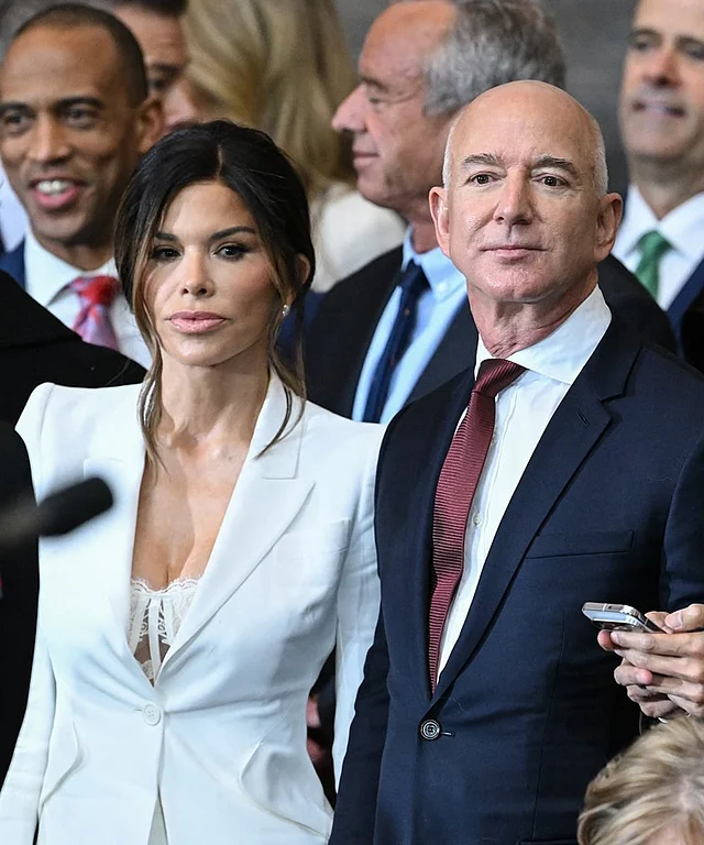 জেফ বেজোস এসেছিলেন গার্লফ্রেন্ডসহ। এই লাতিনা সুন্দরী লরেন সাঞ্চেজের পোশাক নজর কেড়েছে বেশ। একটু বেশিই। 