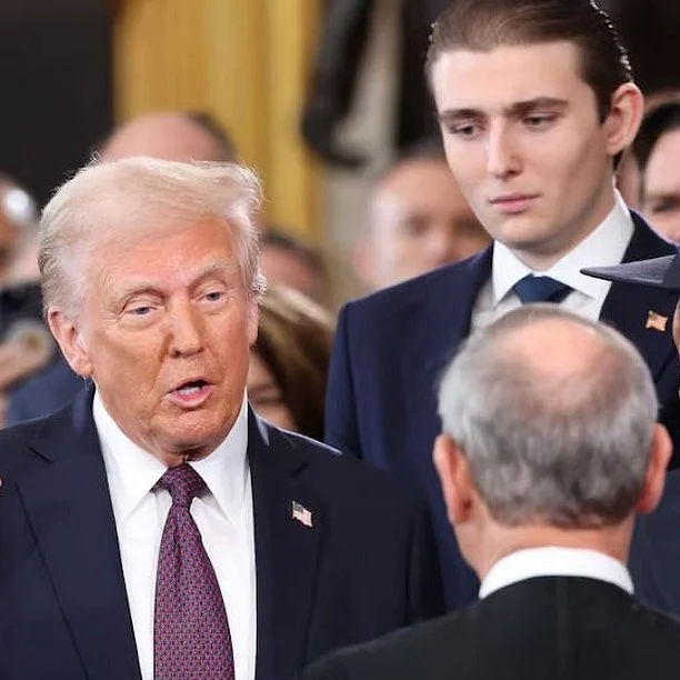 কখনো ভাবলেশহীন ব্ল্যাংক লুক দিচ্ছেন