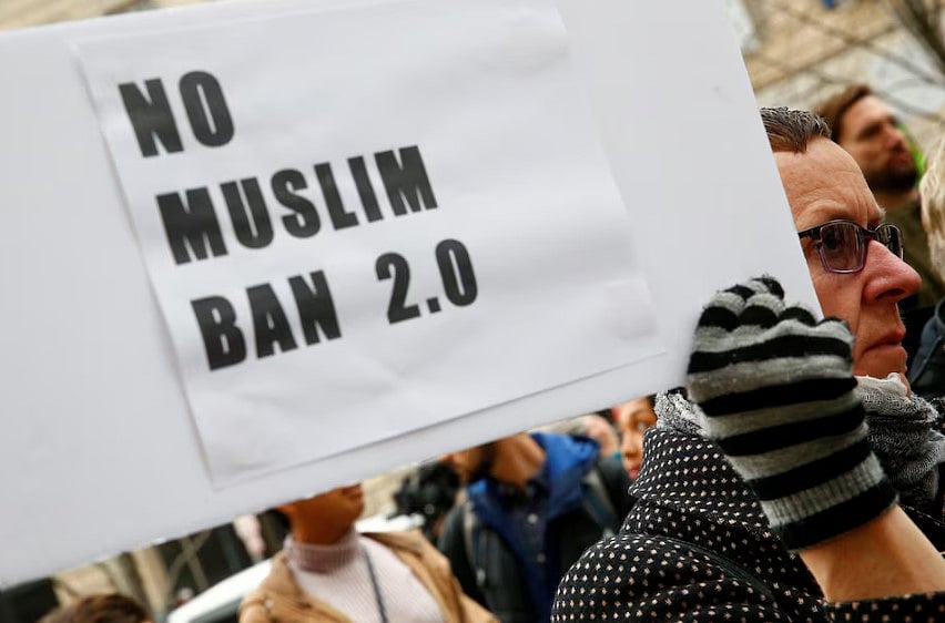 ২০১৭ সালে ডোনাল্ড ট্রাম্প কয়েকটি মুসলিম দেশের নাগরিকদের ওপর ভ্রমণে নিষেধাজ্ঞা দিলে এর বিরুদ্ধে ওয়াশিংটনে প্রতিবাদ হয়