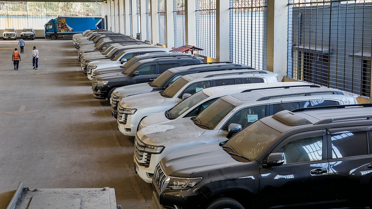 চট্টগ্রাম বন্দর স্টেডিয়াম এলাকায় পড়ে আছে গাড়িগুলো 