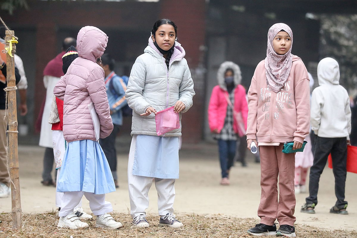 শীতের সকালে গণিত উৎসবে অংশ নিতে উপস্থিত শিক্ষার্থীরা।