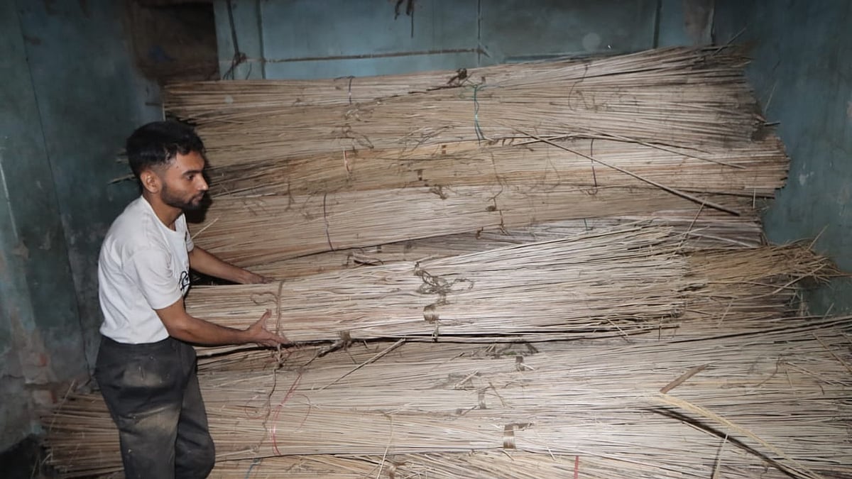 ফুলঝাড়ু তৈরিতে এখন ব্যবহার করা হয় পাটখড়ি। ঝাড়ুটি ধরার জায়গায় ব্যবহার করা হয় এই পাটখড়ি