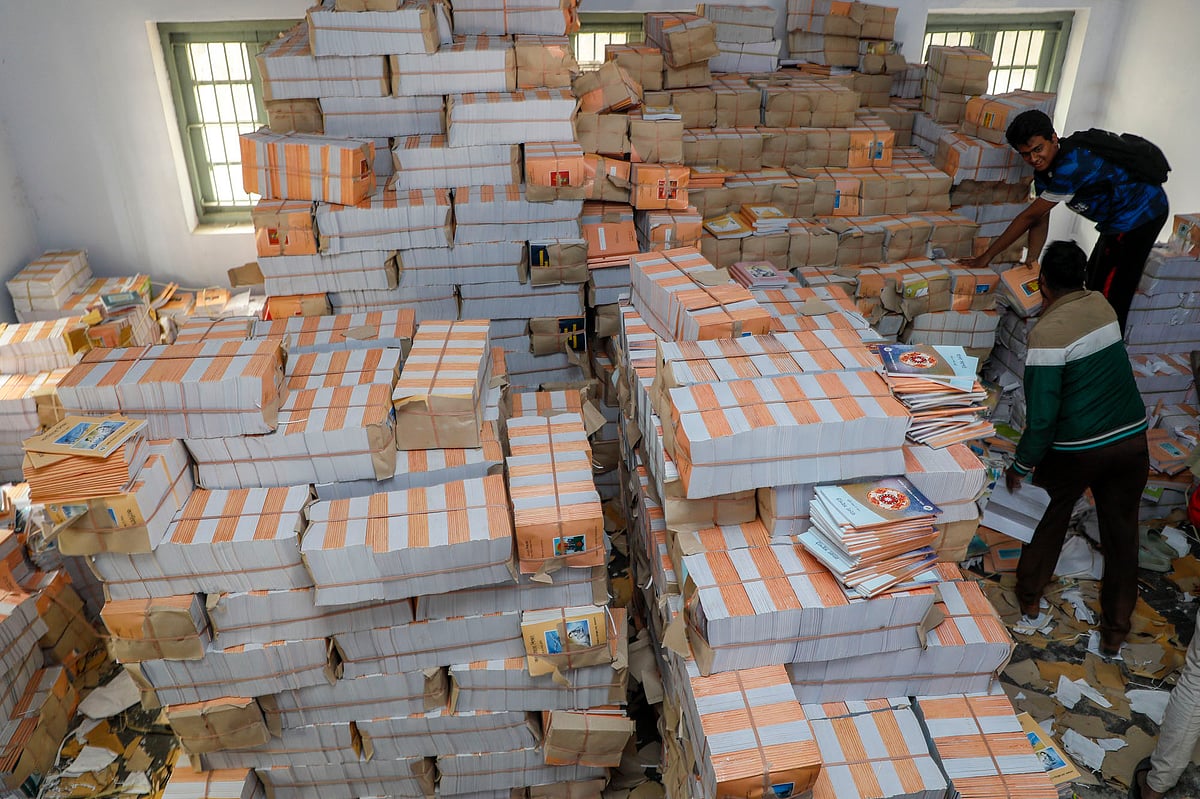 নতুন বই নামানো হচ্ছে 