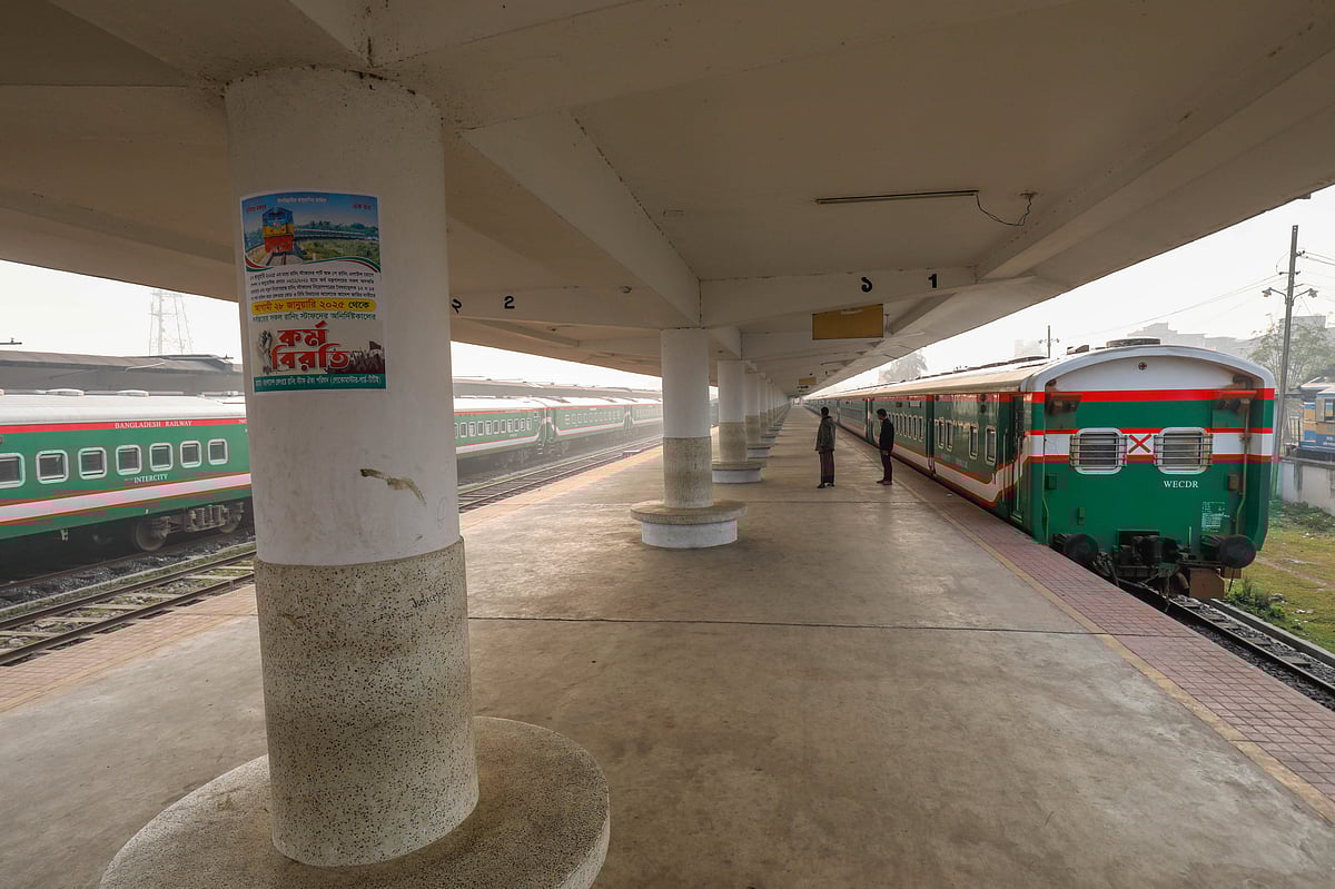 রেলওয়ের রানিং স্টাফদের কর্মবিরতির পোস্টার স্টেশনের দেয়ালে, প্ল্যাটফর্মে