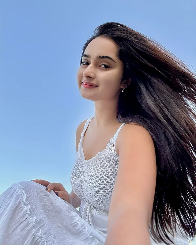 কুশিকাঁটার সাদা স্লিভলেস জামায় শুভ্র আবেদন ছড়াচ্ছেন তিনি। 