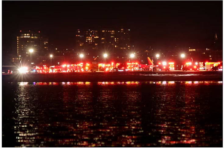 দুর্ঘটনাস্থলে জরুরি উদ্ধারকর্মীদের তৎপরতা