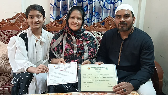 স্বামী ও সন্তানকে পাশে নিয়ে কেঁচো সার তৈরিতে কৃষি বিভাগ থেকে পাওয়া সনদ দেখাচ্ছেন জাসমা