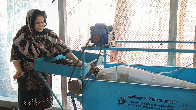 বৈদ্যুতিক যন্ত্রের মাধ্যমে ভার্মি কম্পোস্ট বা কেঁচো সার তৈরি করছেন জাসমা