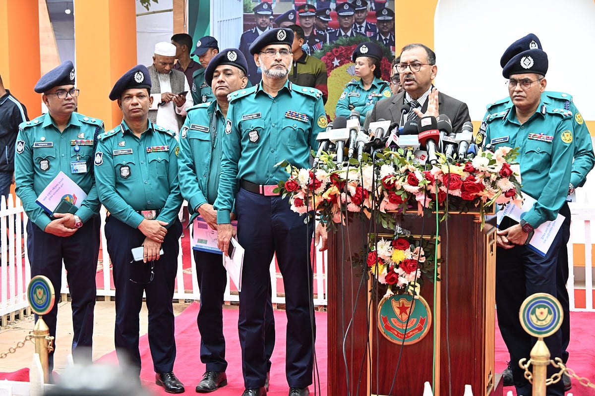 ঢাকার সোহরাওয়ার্দী উদ্যানে এবারের বইমেলার নিরাপত্তা পরিস্থিতি পর্যবেক্ষণ শেষে আজ শুক্রবার সাংবাদিকদের সঙ্গে কথা বলেন ঢাকা মহানগর পুলিশ (ডিএমপি) কমিশনার শেখ মো. সাজ্জাত আলী  