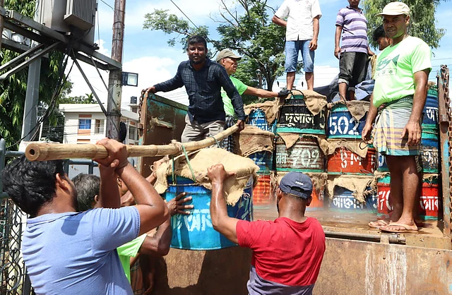 বরফ দিয়ে ড্রামভর্তি মাছ ট্রাকে নিয়ে যাচ্ছেন ব্যবসায়ীরা। কাঁঠালতলি ফিশারি কার্যালয় প্রাঙ্গণ 