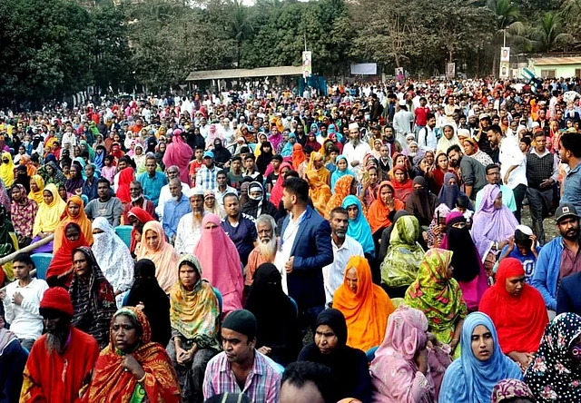 রাজধানীর উত্তরা এলাকায় আজ শনিবার বিকেলে খালেদা জিয়ার রোগমুক্তি কামনায় দোয়া মাহফিল ও দরিদ্রদের শীতবস্ত্র বিতরণ অনুষ্ঠানে যোগ দেন বহু মানুষ