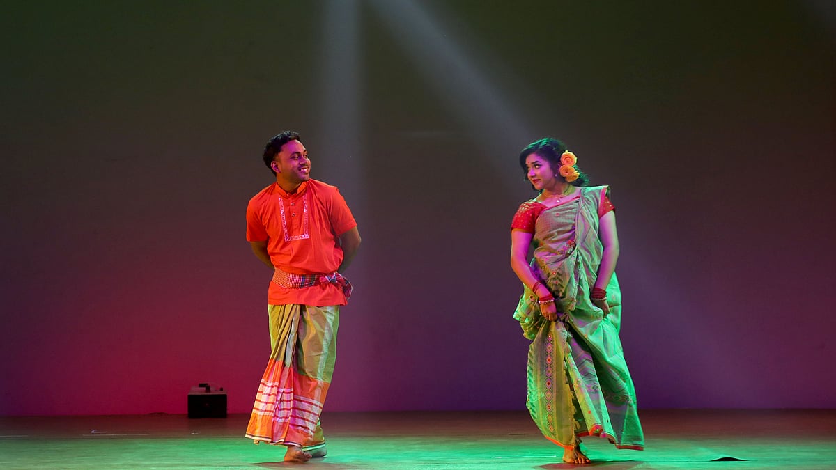 বুলবুল আহমেদ ও ববিতার সাজে ‘যদি বউ সাজো গো’ গানে মঞ্চে নৃত্য পরিবেশন করেন বাপ্পি ও অর্থী।