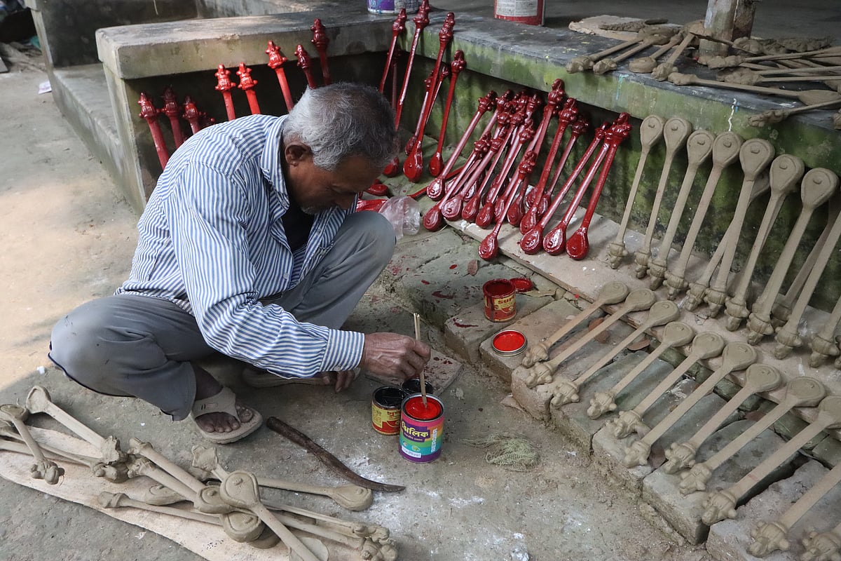প্রতিমার অনুষঙ্গ রং করা হচ্ছে 