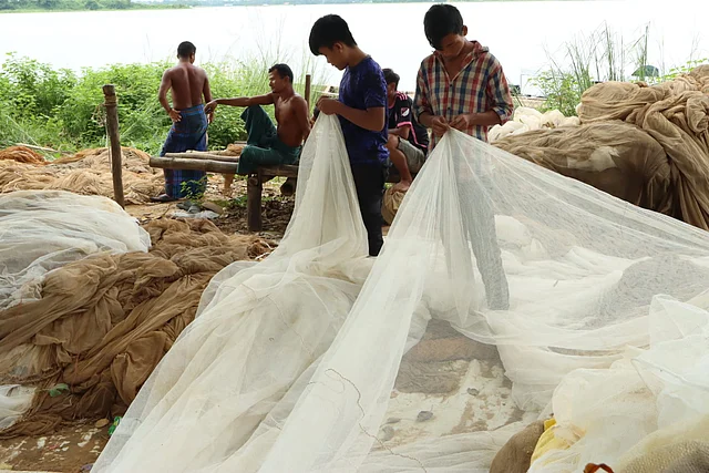 কাপ্তাই হ্রদে মাছ আহরণের জন্য নতুন পুরোনো কাচকি জাল বুনেছেন মৎস্যশিকারিরা। বিলাইছড়িপাড়া 