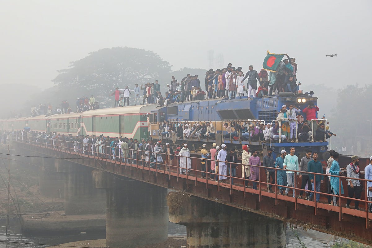 কুয়াশার মধ্যে ট্রেনে করে ইজতেমা ময়দানে আসছেন মুসল্লিরা।
