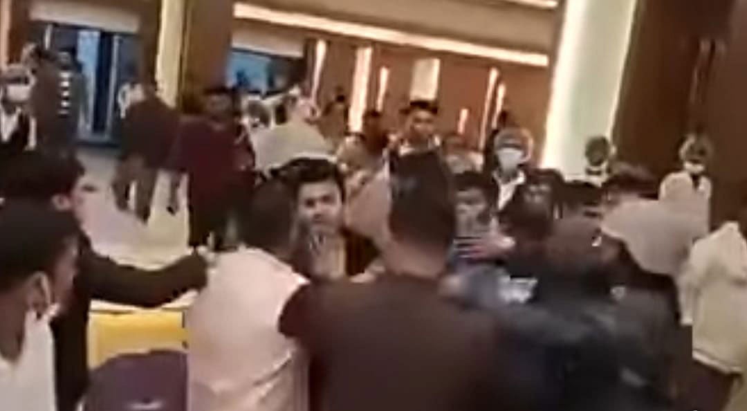 বিয়ের আসরে আওয়ামী লীগের নেতাদের উপস্থিতির খবরে বিক্ষোভ ও হট্টগোলের ঘটনা ঘটে। গতকাল রাতে চট্টগ্রামের টাইগারপাস এলাকার নেভি কনভেনশন সেন্টারে