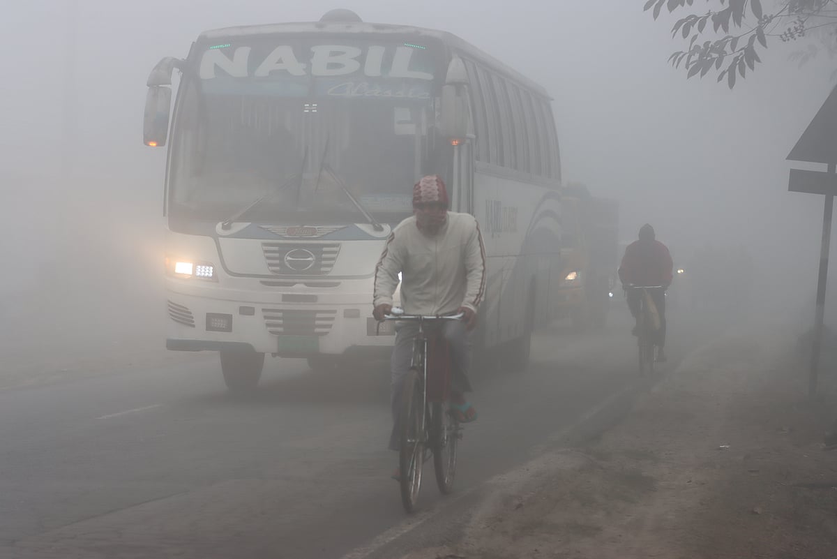 ঘন কুয়াশায় দূরের কিছু দেখা যাচ্ছে না। তাই মহাসড়কে দিনের বেলায় হেডলাইট জ্বালিয়ে চলছে যানবাহন