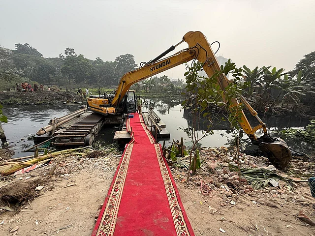 খাল সংস্কারের উদ্বোধনী অনুষ্ঠানে পথে বিছানো লালগালিচা