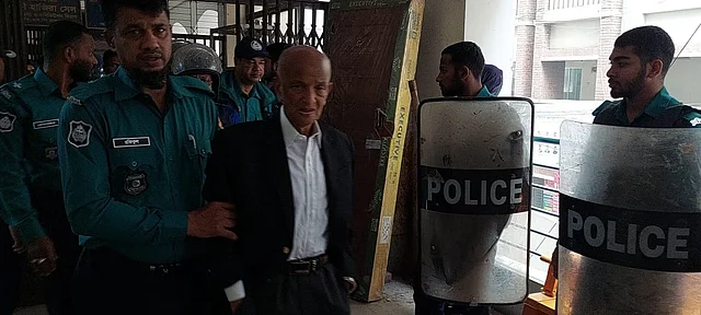 মিরপুর থানায় দায়ের করা দুটি হত্যা মামলায় কামাল আহমেদ মজুমদারকে গ্রেপ্তার দেখানো হয়েছে