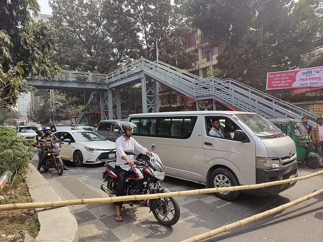 সড়ক অবরোধে যান চলাচল বন্ধ হয়ে যায়