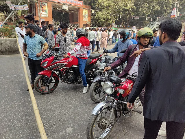 পঞ্চম দিনের মতো কলেজের সামনের সড়ক অবরোধ করেছেন শিক্ষার্থীরা