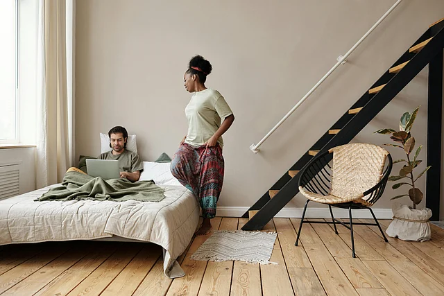 অফিস করে বাড়ি ফিরে গা এলিয়ে বসেছেন স্বামী, দেখেই তেলেবেগুনে জ্বলে উঠলেন তাঁর স্ত্রী