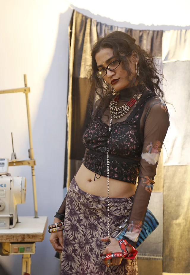 ফ্লোরাল স্কার্ট আর স্টাইলিশ সি থ্রু টপে নজর কাড়ছেন তিনি। সঙ্গে এথনিক সাজ 